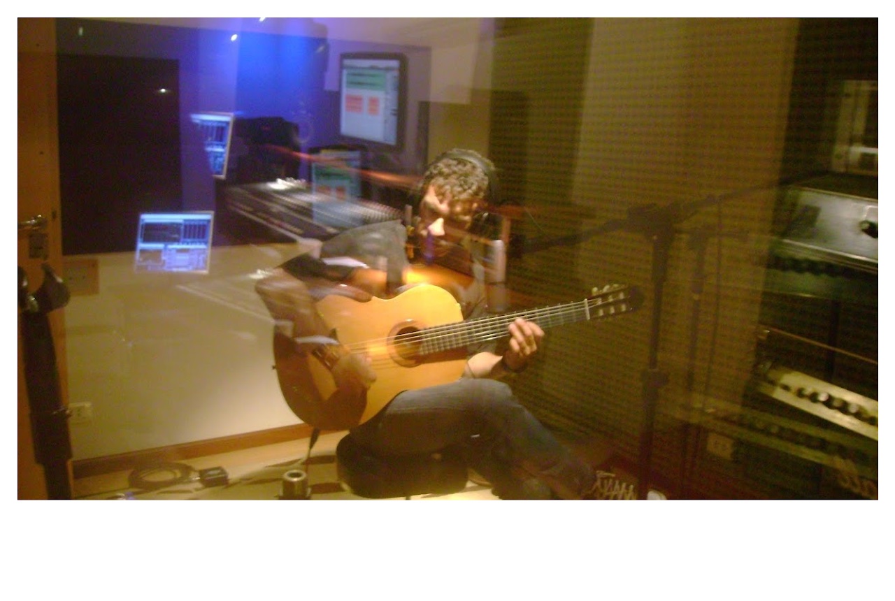 German Herlein en estudio de grabación tocando guitarra clásica Santiago Chile