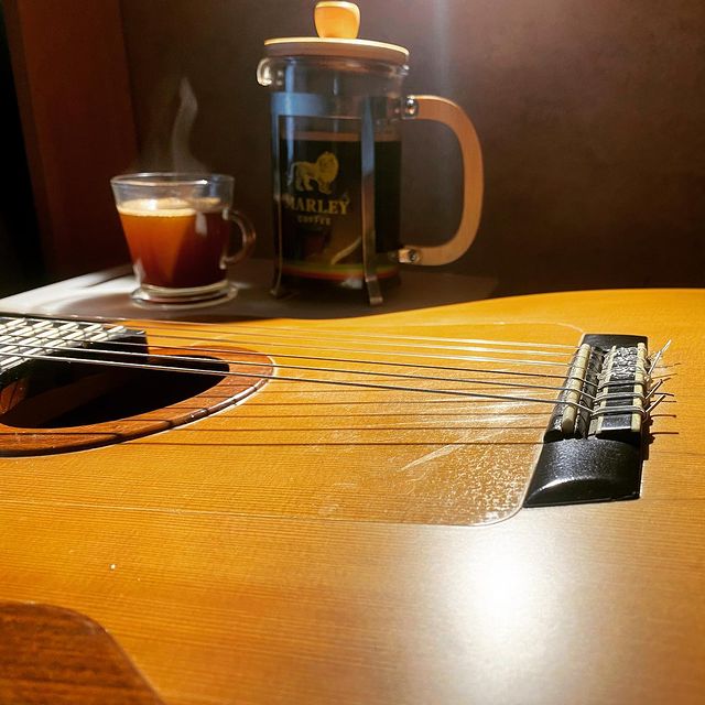 Guitarra acústica con café — German Herlein composición Santiago