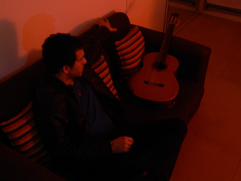 German Herlein guitarrista tocando en habitación