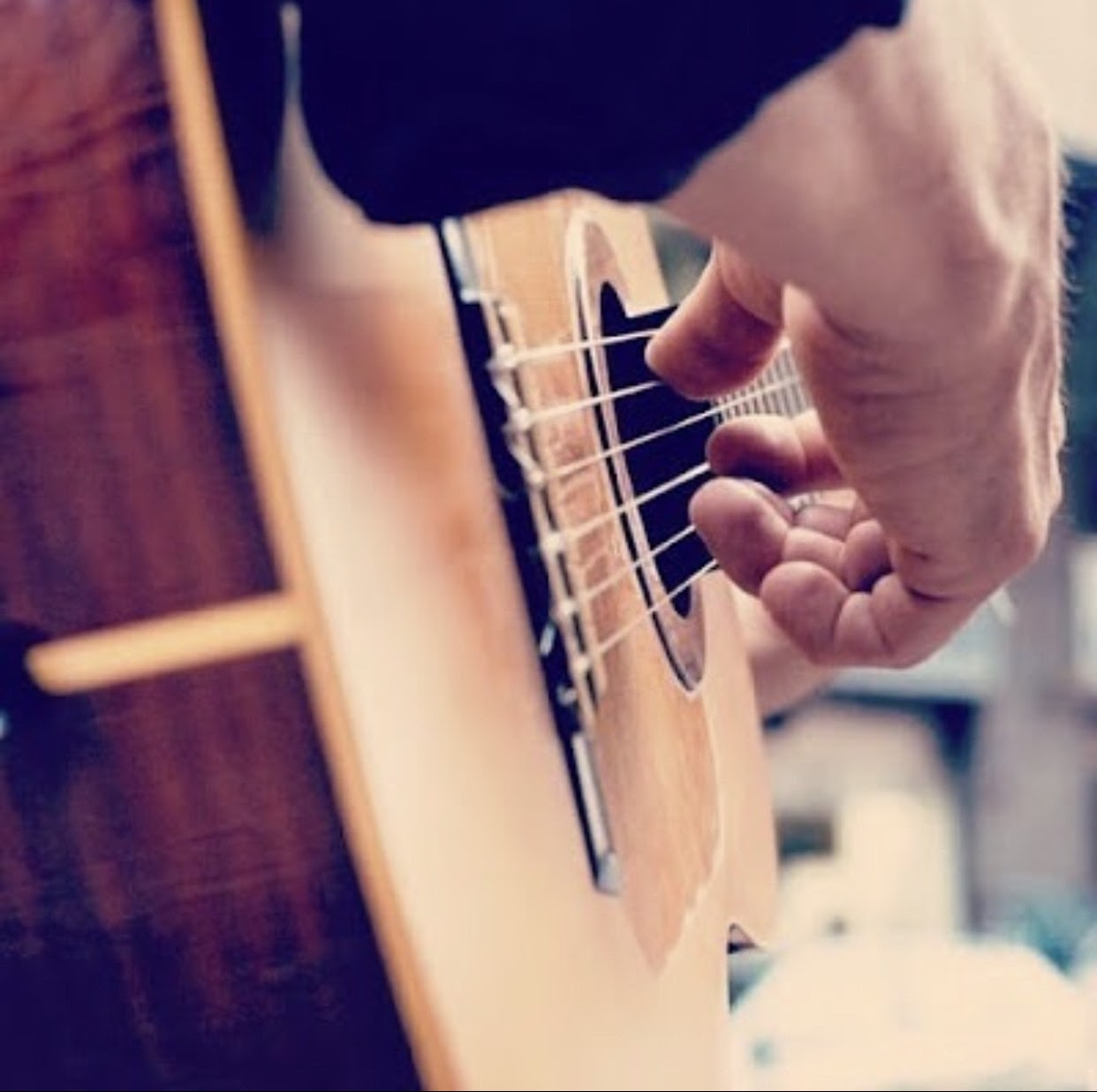 German Herlein manos guitarra cuerdas — detalle técnica